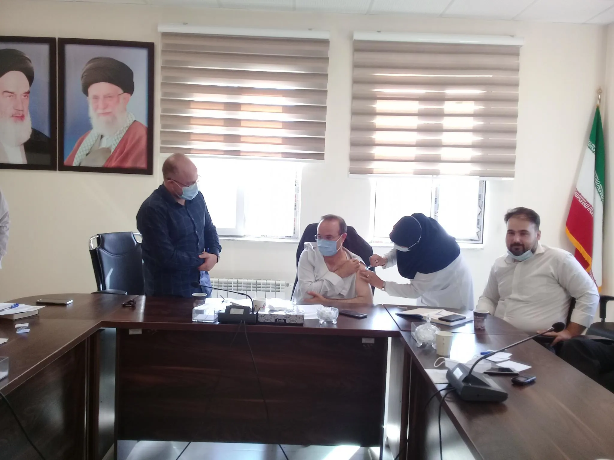 تزریق دز چهارم واکسن کرونا توسط مدیریت و کارکنان شبکه بهداشت و درمان کلیبر